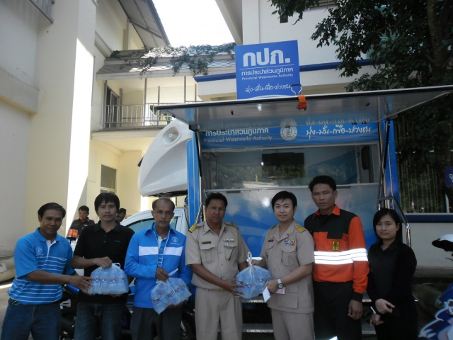 การประปาส่วนภูมิภาคสาขาแม่สอดให้บริการรับชำระค่าน้ำประปาโดยรถ PWA Moving Service และแจกน้ำประปาดื่มได้