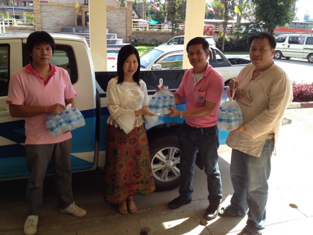 กปภ.สาขาแม่แตง มอบน้ำดื่มขวดจำนวน 200 ขวด งานพิธีวันเฉลิมพระชนมพรรษา 5 ธันวาคม 2556