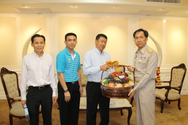 ผอ.กปภ.ข.๕ มอบกระเช้าปีใหม่ ผู้ว่าราชการจังหวัดสงขลา และหน่วยงานราชการ ในเทศกาลปีใหม่ ๒๕๕๗