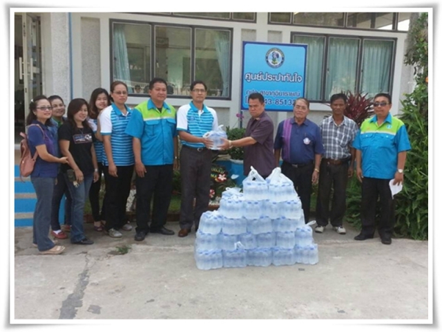 กปภ. สาขากุฉินารายณ์ สนับสนุนงานมหกรรมมวยโลกต้านภัยยาเสพติด 2557 มอบน้ำดื่มบรรจุขวดตราสัญลักษณ์ กปภ. แก่สำนักงานเทศบาลเมืองบัวขาว ณ เกาะกลางอ่างเลิงชิว อ.กุฉินารายณ์ จ.กาฬสินธุ์