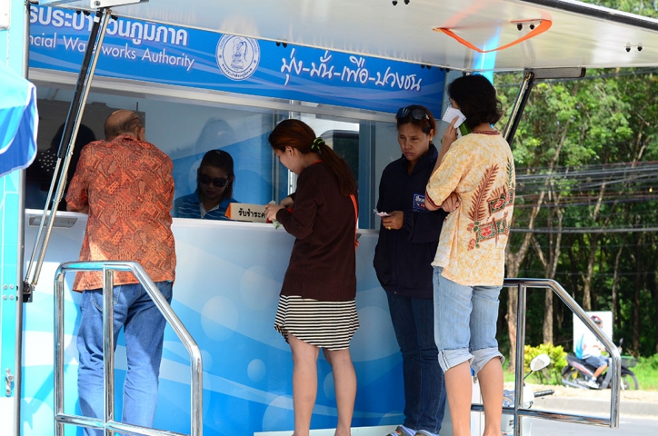 การประปาส่วนภูมิภาคสาขาภูเก็ตจัดกิจกรรมโครงการรับค่าน้ำประปานอกสถานที่ ณ บริเวณเทศบาลตำบลกะรน ต.กะรน อ.เมือง จ.ภูเก็ต ในพุธที่ 22 ตุลาคม 2557
