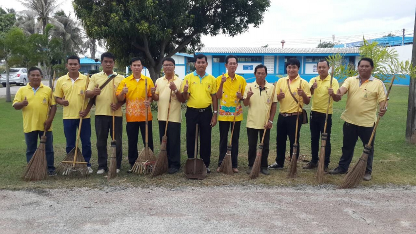 ผู้จัดการการประปาได้นำพนักงานในสังกัดสวมใส่เสื้อเหลืองร่วมกันบำเพ็ญประโยชน์ ทำความสะอาดบริเวณรอบสำนักงาน เพื่อเฉลิมพระเกียรติพระบาทสมเด็จพระเจ้าอยู่หัว