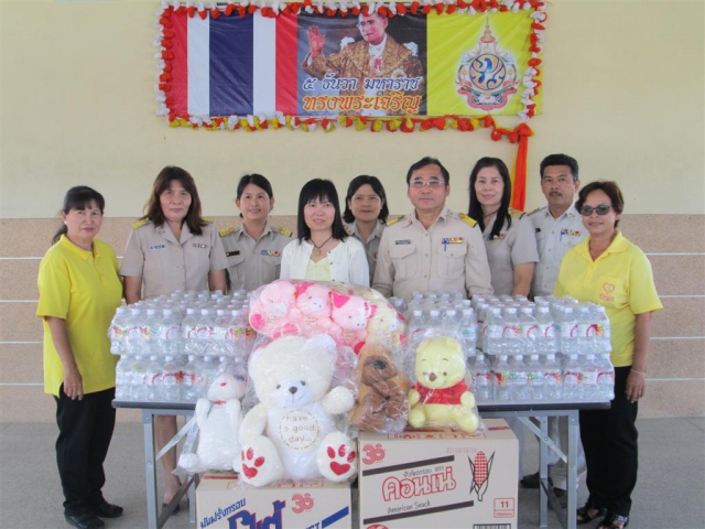 กปภ.สาขาอ้อมน้อย มอบน้ำดื่ม,ขนมและตุ๊กตาให้แก่ โรงเรียนบ้านเพลินวัฒนาเพื่อจัดกิจกรรมวันเด็กประจำปี 2558