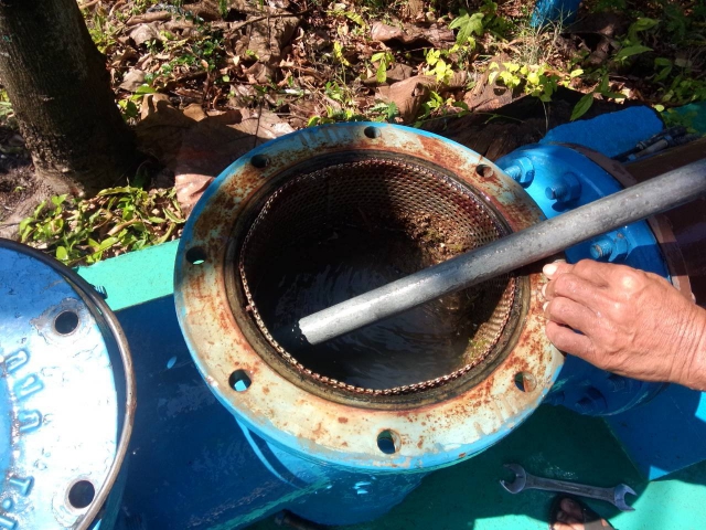กปภ.สาขาราชบุรี ทำความสะอาดล้าง T strainer ณ สถานีจ่ายน้ำเขางู