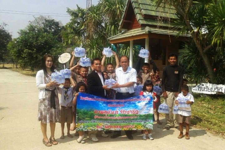 การประปาส่วนภูมิภาค สาขากระนวน มอบน้ำดื่มบรรจุขวดตราสัญลักษณ์ กปภ. แก่โรงเรียนบ้านโคกกลาง เพื่อสนับสนุนการสอบโอเน็ต ของนักเรียนระดับชั้นประถมศึกษาปีที่ ๖
