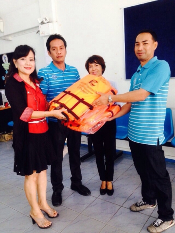 วิทยาลัยศิลปหัตถกรรมกรุงเทพ มอบชุดชูชีพ ให้กปภ.สาขาธัญบุรี