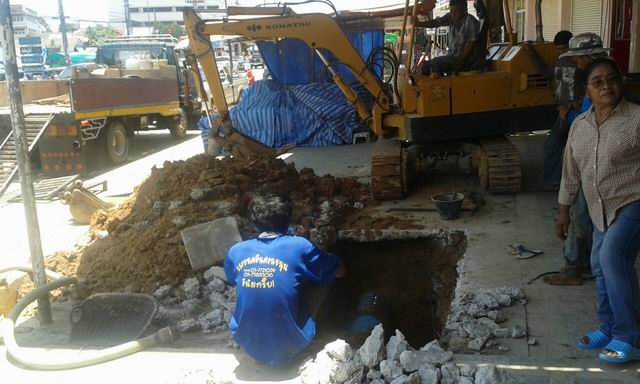 การประปาส่วนภูมิภาคสาขาบางสะพาน ดำเนินการซ่อมท่อแตกท่อรั่วลดน้ำสูญเสีย