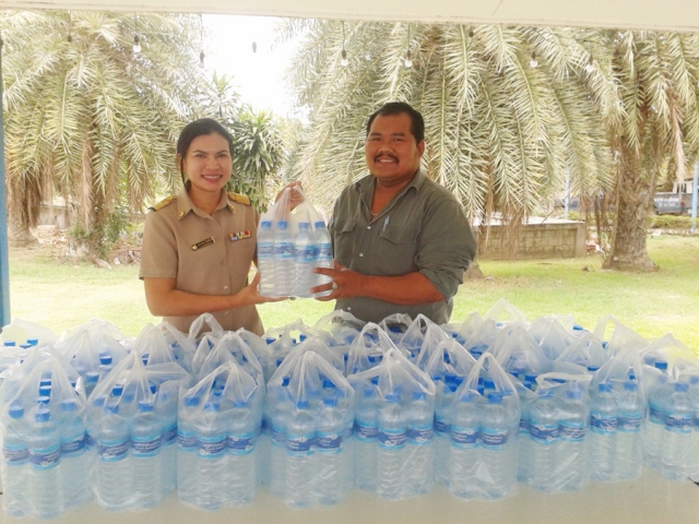 การประปาส่วนภูมิภาคสาขาเพชรบุรี มอบน้ำดื่มตราสัญลักษณ์ กปภ. ให้แก่องค์การบริหารส่วนตำบลบางแก้ว