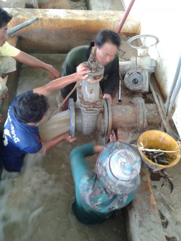 กปภ.สาขาศรีสะเกษทำความสะอาดระบบผลิตน้ำรักษามาตรฐานความสะอาด