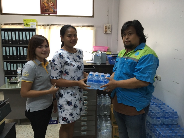กปภ.สาขาวิเชียรบุรี สนับสนุนน้ำดื่มบรรจุขวดให้กับอำเภอวิเชียรบุรี เพื่อร่วมกิจกรรมออกหน่วยบริการอำเภอยิ้ม...เคลื่อนที่ ประจำเดือน พฤศจิกายน 2558