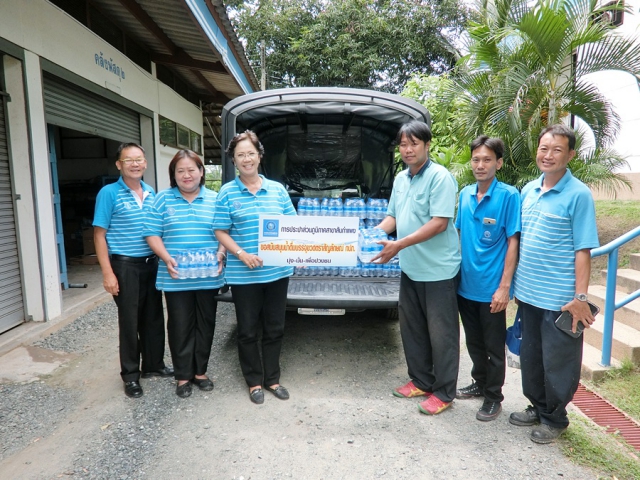 การประปาส่วนภูมิภาคสาขาสันกำแพง สนับสนุนน้ำดื่มแก่ นายกเทศบาลตำบลสันกำแพง เพื่อใช้ในกิจกรรมรณรงค์เชิญชวนให้ประชาชนไปใช้สิทธิออกเสียงประชามติร่างรัฐธรรมนูญแห่งราชอาณาจักรไทย