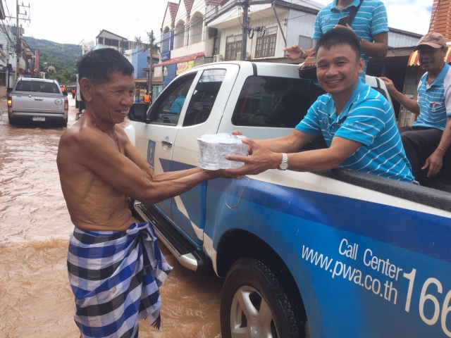 กปภ. สนับสนุนน้ำดื่มบรรจุขวดช่วยเหลือผู้ประสบอุทกภัย