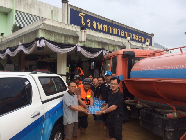กปภ.บางสะพาน ส่งน้ำดื่มช่วย รพ. ระดมเจ้าหน้าที่ซ่อมท่อขาด