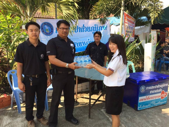 กปภ.สาขาเด่นชัย ร่วมกิจกรรมอำเภอยิ้มเคลื่อนที่ ณ วัดเด่นชุมพล หมู่ 4 ตำบลปงป่าหวาย อำเภอเด่นชัย จังหวัดแพร่