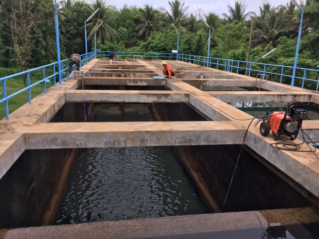 การประปาส่วนภูมิภาคสาขาบางสะพาน ร่วมกันทำความสะอาดถังตกตะกอนขนาด 200 ลบ.ม./ชม. สถานีผลิตจ่ายน้ำช้างแรก ตามโครงการWSP ประจำ เดือน พฤษภาคม  2560