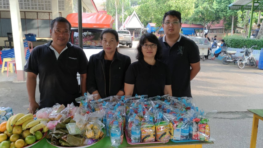 การประปาส่วนภูมิภาคสาขาท่ามะกา เข้าร่วมพิธีบำเพ็ญกุศลทำบุญตักบาตร(ถวายภัตตาหารเช้า)เพื่อถวายเป็นพระราชกุศลแด่ พระบาทสมเด็จพระปรมินทรมหาภูมิพลอดุลยเดช บรมนาถบพิตร สวรรคตครบ 1 ปี ในวันศุกร์ ที่ 13 ตุลาคม 2560 เวลา 08.00 น. ณ วัดดงสัก ตำบลพงตึก อำเภอท่ามะกา จังหวัดกาญจนบุรี
