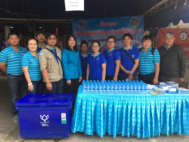 เมื่อเช้าวันพุธที่ 14 มีนาคม 2561 นายกมล ประดุงรุก ผู้จัดการประปาส่วนภูมิภาคสาขาแม่สอด มอบหมายให้ นายวินิจฉัย โทณะสุต หัวหน้างาน 8 งานผลิต นำทีมพนักงานร่วมกิจกรรมกับจังหวัด หน่วยงานราชการ หน่วยงานรัฐวิสาหกิจ ภายใต้โครงการจังหวัดเคลื่อนที่ บำบัดทุกข์ บำรุงสุข สร้างรอยยิ้มให้ประชาชน จังหวัดตาก ประจำปี 2561 เพื่อออกพบปะเยี่ยมเยียนให้บริการและช่วยเหลือประชาชน ณ วัดเวฬุวัน หมู่ท่ี 2 ตำบลแม่ปะ อำเภอแม่สอด จังหวัดตาก โดยมีผู้ว่าราชการจังหวัดตากเดินทางมาตรวจเยี่ยมหน่วยงานต่าง ๆที่นำงานมาในภารกิจหน้าที่ออกให้บริการในวันนี้ โดยการประปาส่วนภูมิภาคสาขาแม่สอด ได้นำน้ำดื่มบรรจุขวดตราสัญลักษณ์ กปภ.ไปแจกให้ผู้มาร่วมกิจกรรมในครั้งนี้จำนวน 800 ขวด