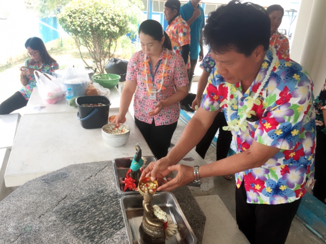 กปภ.สาขากุยบุรีร่วมสืบสานประเพณีไทย จัดพิธีสรงน้ำพระ พร้อมรดน้ำดำหัวขอพรผู้ใหญ่ เนื่องในโอกาสเทศกาลวันสงกรานต์ประจำปี 2561