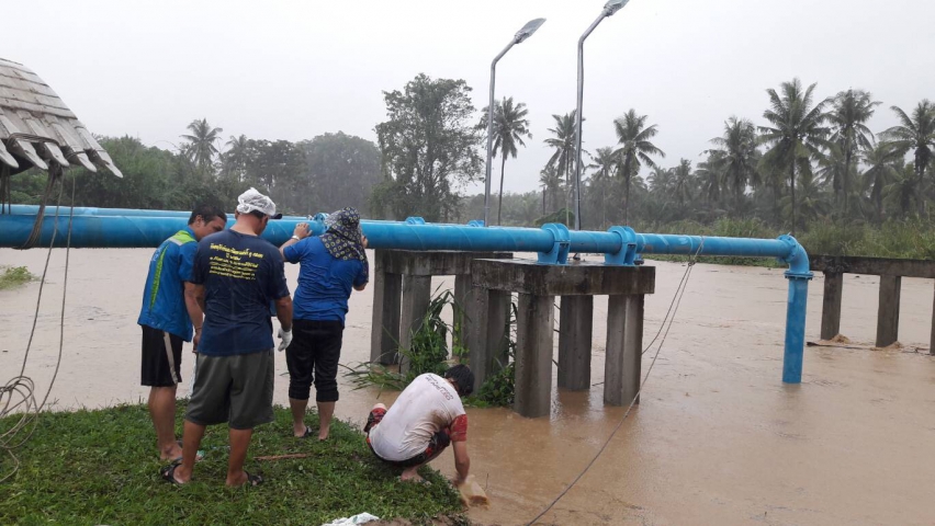 กปภ.บางสะพาน น้ำท่วมหนักเร่งแก้ปัญหาน้ำไหลอ่อน ต.ร่อนทอง