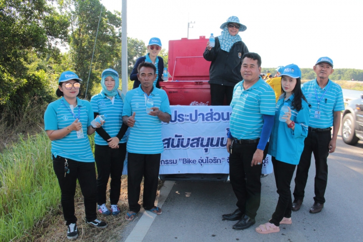 กปภ.สาขาจันทบุรี นำน้ำดื่มมาบริการให้กับ จิตอาสาที่ได้ร่วมทำความสะอาดถนนบริเวณ คลองภักดีรำไพ เพื่อเตรียมการจัดกิจกรรม bike อุ่นไอรัก จังหวัดจันทบุรี ในวันที่ 9 ธันวาคม 2561