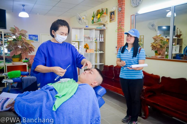 ประปาบ้านฉาง ลงพื้นที่เก็บความพึงพอใจลูกค้าตลาด กม.10 ตรวจสอบมาตรวัดน้ำให้ฟรี พร้อมชวนสแกน QR โค้ด รับข่าวสาร