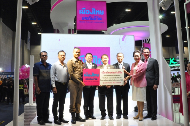 ผู้อำนวยการการประปาส่วนภูมิภาคเขต ๖ เป็นตัวแทนเข้ารับมอบกรมธรรม์ PA 100  ในงาน Money Expo ขอนแก่น 2019