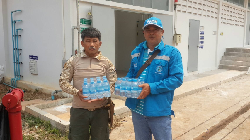 กปภ.สาขาคลองใหญ่ นำโดยนายพินิจ ศิลาแลง ได้มอบหมายให้ นายกะเสษฐ ชอบชูผล หัวหน้างานผลิต มอบน้ำดื่มบรรจุขวด จำนวน 240 ขวดให้แก่เจ้าหน้าที่ป่าชุมชนและประชาชนบ้านท่าเส้น ต.แหลมกลัด อ.เมือง จ.ตราด