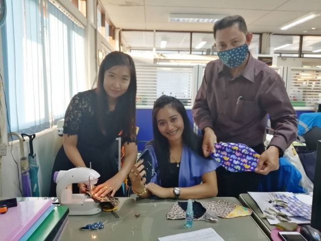 กปภ.สาขาภูเก็ตทำหน้ากากผ้า เพื่อแจกจ่ายให้บุคลากรในหน่วยงานใช้ป้องกันตนเองเบื้องต้นจากการแพร่ระบาดของ COVID-19