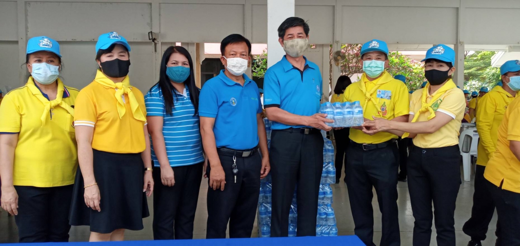 การประปาส่วนภูมิภาคสาขาสุโขทัย โดยนายธงชัย สถิตย์ตระกูล ผู้จัดการ กปภ.สาขาสุโขทัย ผู้ช่วยผู้จัดการ และหัวหน้างาน ร่วมให้กำลังใจประชาชนพร้อมท่านผู้ว่าราชการจังหวัดสุโขทัย นายไมตรี ไตรติลานันท์ ในการแจกจ่ายอาหารและน้ำดื่ม ให้แก่ประชาชนผู้ได้รับผลกระทบจากปัญหาการแพร่ระบาด COVID-19 ณ ศาลากลางจังหวัดสุโขทัย โดยแจกน้ำดื่ม กปภ. จำนวน 2000 ขวด
