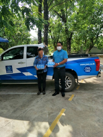 กปภ.สาขากบินทร์บุรี สนับสนุนน้ำดื่มบรรจุขวดตราสัญลักษณ์ กปภ. ในโครงการตู้ปันน้ำใจ สู้ภัยโควิค-19
