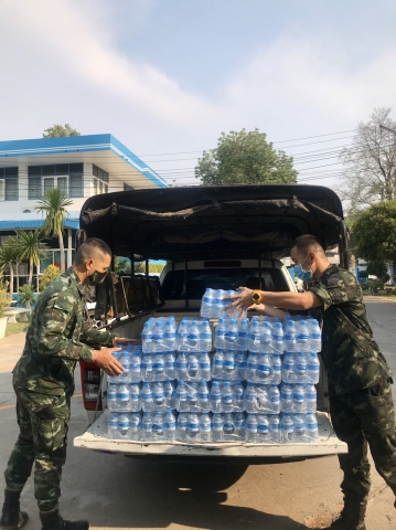 กปภ.สาขาตาก สนับสนุนน้ำดื่มบรรจุขวดแก่มณฑลทหารบกที่ 310 เพื่อบริการให้แก่เจ้าหน้าที่ประจำจุดตรวจคัดกรอง และสถานที่กักกันกรณีบุคคลที่มีความเสี่ยง