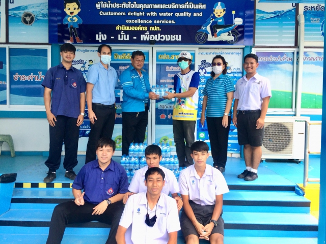 กปภ.สาขาขลุงมอบน้ำดื่มบรรจุขวดตราสัญลักษณ์ กปภ.