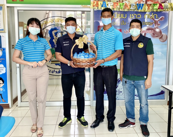 การประปาส่วนภูมิภาคสาขากระบี่ มอบน้ำดื่มบรรจุขวดตราสัญลักษณ์ กปภ. เพื่อสนับสนุนกิจกรรมจิตอาสาพัฒนาในโอกาสวันสำคัญของชาติไทย เนื่องในวันคล้ายวันพระบรมราชสมภพ รัชกาลที่ 4 วันที่ 18 ตุลาคม 2563