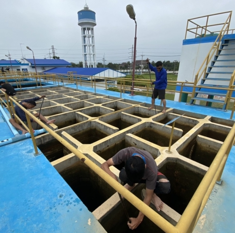 การประปาส่วนภูมิภาค(กปภ.)สาขาอรัญประเทศนำโดยนายสกล ถุงทรัพย์ ผจก.กปภ.สาขาอรัญประเทศ มอบหมายให้หัวหน้างานและพนักงานในสังกัดงานผลิต ร่วมกันล้างถังตกตะกอน ประจำเดือน พฤศจิกายน 2563