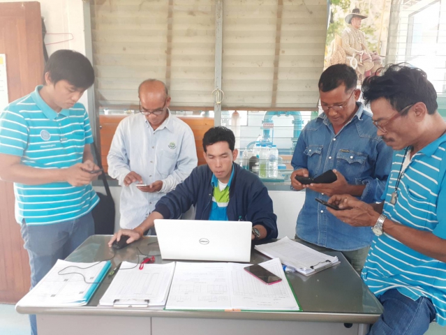 การประปาส่วนภูมิภาคสาขาบางสะพาน ร่วมกัน OJT ( On the Job Training ) ทบทวนความรู้ความเข้าใจในการบำรุงรักษาเครื่องจ่ายสารเคมี และ ลงข้อมูลคุณภาพน้ำในระบบ OIS ผ่านโทรศัพท์มือถือ