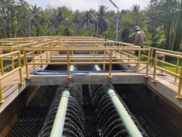 การประปาส่วนภูมิภาคสาขาบางสะพาน ร่วมกันทำความสะอาดล้างถังตกตะกอนขนาด 300 ลบ.ม./ชม. สถานีผลิตจ่ายน้ำช้างแรก ตามโครงการจัดการน้ำสะอาด (WSP) ประจำเดือน กุมภาพันธ์ 2564