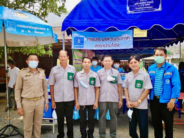 กปภ.สาขาบ้านโฮ่ง แจกน้ำดื่มสนับสนุนการปฏิบัติงานหน่วยแพทย์เคลื่อนที่ พอ.สว.ณ วัดสิริมงคลวนาราม ม.9 บ้านห้วยกองเลาะ ป่าพลู