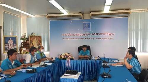 วันที่ 31 มีนาคม 2564 ผู้จัดการ กปภ.สาขาลำพูน โดยนายพรพจน์ ฑีฆายุ พร้อมหัวหน้า พนักงานและลูกจ้าง กปภ.สาขาลำพูน จัดกิจกรรม Morning talk และประชุมสายงาน ครั้งที่ 3/2564 ตามแผนงานกิจกรรมเพื่อสร้างระบบและส่งเสริมความผูกพันในการดำเนินงาน ของพนักงาน กปภ.สาขาลำพูน และรับทราบนโยบายการทำงานต่าง ๆ จากผู้จัดการ และแลกเปลี่ยนความรู้ ความคิดเห็นในการทำงาน และติดตามผลการดำเนินงานศูนย์ราชการสะดวก ประจำปี 2564 เพื่อให้การทำงานเป็นไปตามเป้าหมาย