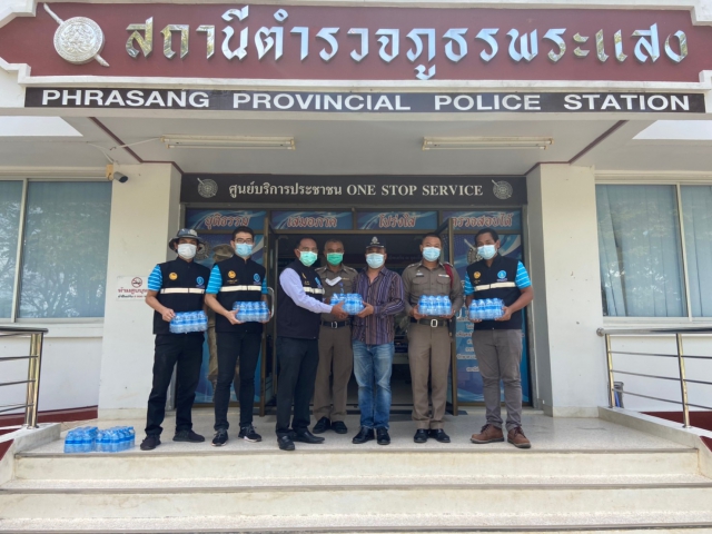 กปภ.สาขาบ้านนาสาร มอบน้ำดื่มบรรจุขวดตราสัญลักษณ์ กปภ. ให้กับสถานีตำรวจภูธรพระแสง