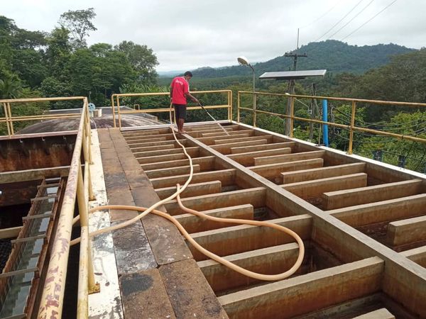 การประปาส่วนภูมิภาคสาขาตราด ดำเนินการล้างถังตกตะกอน ,ห้องจ่ายสารเคมี และทำความสะอาดรอบบริเวณอาคาร ณ.สถานีผลิตน้ำบ่อไร่