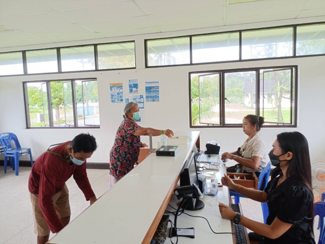 การประปาส่วนภูมิภาคสาขากาญจนดิษฐ์ ภายใต้การบริหารของนายสุรพงศ์ สมหวัง ผู้จัดการการประปาส่วนภูมิภาคสาขากาญจนดิษฐ์ มอบหมายงานจัดเก็บรายได้พร้อมพนักงานในสังกัด ลงพื้นที่รับชำระค่าน้ำประปานอกสถานที่ ประจำเดือน พฤศจิกายน 2564 โดยได้ออกรับชำระค่าน้ำประปา วันพุธที่ 17 พฤศจิกายน 2564 ณ สำนักงานประปาดอนสัก เขตจำหน่ายน้ำดอนสัก หมู่ที่ 5 ตำบลดอนสัก อำเภอดอนสัก จังหวัดสุราษฎร์ธานี เพื่อเป็นการเพิ่มช่องทางในการชำระเงิน รับตำขอติดตั้งมาตรนอกสถานที่ และเพิ่มความสะดวกให้กับลูกค้า กปภ.สาขากาญจนดิษฐ์ อีกช่องทางหนึ่ง