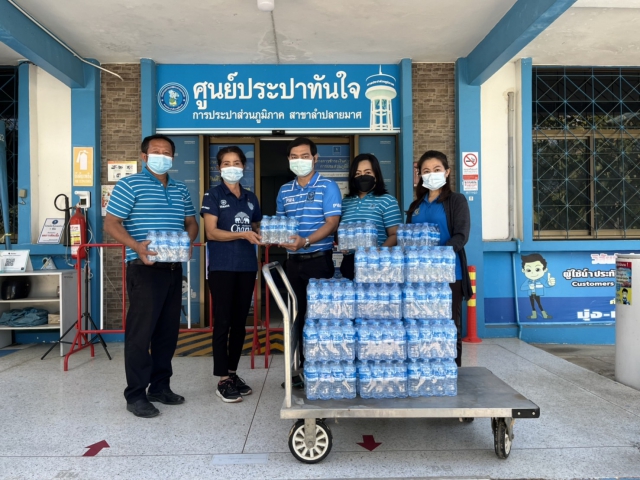 กปภ.สาขาลำปลายมาศมอบน้ำดื่มสนับสนุนการออกหน่วยแพทย์เคลื่อนที่ พอ.สว. ณ โรงเรียนบ้านห้วยศาลา