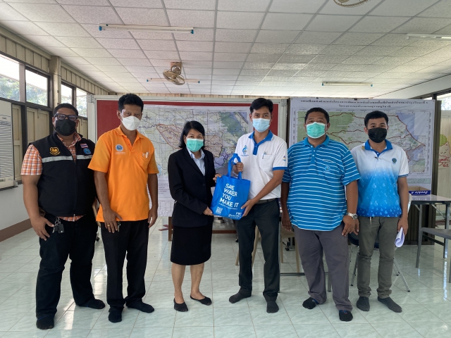 การประปาส่วนภูมิภาคสาขาไชยา ลงพื้นที่สำรวจหาแหล่งน้ำดิบเพิ่มเติม ในพื้นที่อำเภอไชยา พร้อมทั้งเข้ามอบของที่ระลึกแก่ นายอมฤต เมษสุวรรณ หัวหน้าฝ่ายส่งน้ำและบำรุงรักษาที่ 5 และได้ปรึกษาหารือถึงแนวทางการนำน้ำดิบมาใช้ในการผลิตน้ำประปา ของกปภ.สาขาไชยาในอนาคต