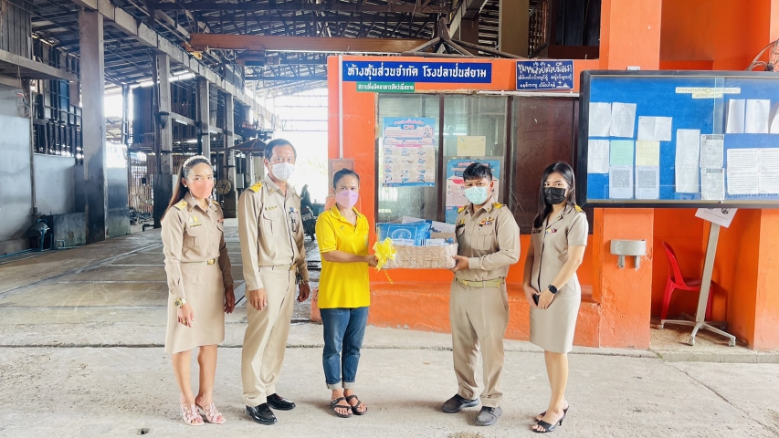 การประปาส่วนภูมิภาคสาขาชุมพร ลงพื้นที่มอบของที่ระลึกแก่ลูกค้ารายใหญ่