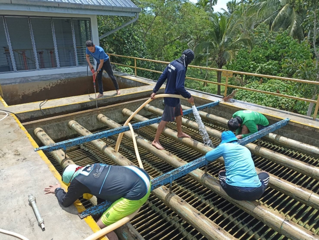 วันพุธที่ 27 เมษายน 2565 การประปาส่วนภูมิภาคสาขากาญจนดิษฐ์ ภายใต้การนำของ นายสุรพงศ์ สมหวัง ผู้จัดการการประปาส่วนภูมิภาคสาขากาญจนดิษฐ์ มอบหมายนายอัครเดช เพ็ชรโชติและพนักงานในสังกัด ดำเนินการล้างถังตกตะกอนและโรงกรองน้ำขนาด 100 ลบ.ม/ชม.จำนวน 2 โรง ณ สถานีผลิตน้ำบ้านน้ำฉา หน่วยบริการดอนสัก ตามแผนโครงการจัดการน้ำสะอาดประจำไตรมาสที่ 2/2565