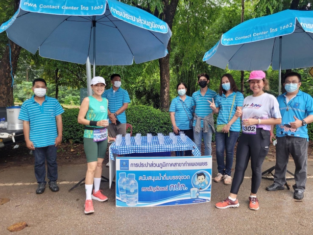 นิสิต" รวมพลังพนักงานวิ่งมาราธอน ต่อต้านยาเสพติด ควบคู่กับแจกน้ำดื่ม