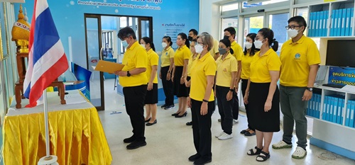 วันพุธ ที่ 27 กรกฎาคม 2565 เวลา 09.00 น. กปภ.สาขาลำพูน นำโดย นายพรพจน์ ฑีฆายุ ผู้จัดการการประปาส่วนภูมิภาคสาขาลำพูน พร้อมด้วยหัวหน้างานและพนักงานในสังกัด จัดกิจกรรมเฉลิมพระเกียรติพระบาทสมเด็จพระเจ้าอยู่หัว และพิธีถวายสัตย์ปฏิญาณเพื่อเป็นข้าราชการที่ดีและเป็นพลังของแผ่นดิน เนื่องในโอกาสวันเฉลิมพระชนมพรรษา 28 กรกฎาคม 2565 เพื่อให้เจ้าหน้าที่ของรัฐได้แสดงความมุ่งมั่นแน่วแน่ที่จะเป็นข้าราชการที่ดีและพลังของแผ่นดินปฎิบัติหน้าที่ตามรอยพระยุคนละบาทในฐานะค่าของแผ่นดินต่อไป
