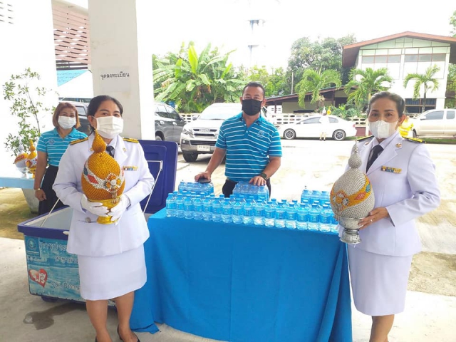 วันพฤหัสบดีที่ 28 กรกฎาคม 2565 กปภ.สาขากาญจนดิษฐ์ โดยนายสุรพงศ์ สมหวัง ผู้จัดการ กปภ.สาขากาญจนดิษฐ์ มอบหมายพนักงานในสังกัด ร่วมพิธีถวายเครื่องราชสักการะ วางพานพุ่มและถวายพระพรชัยมงคล เนื่องในโอกาสมหามงคลเฉลิมพระชนมพรรษา 70 พรรษา พระบาทสมเด็จพระปรเมนทรรามาธิบดีศรีสินทรมหาวชิราลงกรณ พระวชิรเกล้าเจ้าอยู่หัว 28 กรกฎาคม 2565 ณ ศาลาประชาคมที่ว่าการอำเภอกาญจนดิษฐ์   อำเภอกาญจนดิษฐ์  จังหวัดสุราษฎร์ธานี พร้อมร่วมแจกน้ำดื่มตราสัญญาลักษณ์ กปภ. สำหรับผู้ที่มาร่วมกิจกรรมดังกล่าวด้วย