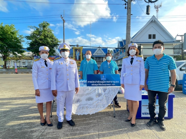 การประปาส่วนภูมิภาคสาขาชุมพร ร่วมสนับสนุนน้ำดื่มบรรจุขวดเพื่อในพิธี พิธีจุดเทียนถวายพระพรชัยมงคล สมเด็จพระนางเจ้าสิริกิติ์ พระบรมราชินีนาถ พระบรมราชชนนีพันปีหลวง เนื่องในโอกาสมหามงคลเฉลิมพระชนมพรรษา 90 พรรษา 12 สิงหาคม 2565 ณ บริเวณ หน้าสำนักงานเทศบาลเมืองชุมพร