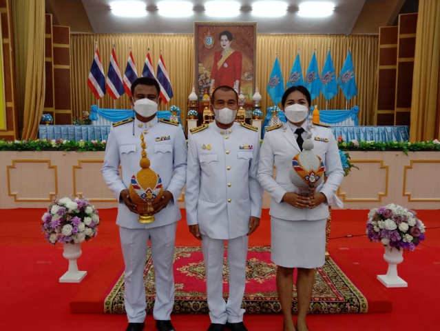 กปภ.สาขาคลองท่อม ได้เข้าร่วมพิธีถวายเครื่องราชสักการะและวางพานพุ่ม และพิธีจุดเทียนถวายพระพรชัยมงคล